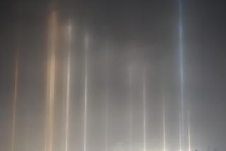 Niezwykłe zjawisko na Podhalu. Siarczysty mróz wyczarował magiczne słupy świetlne