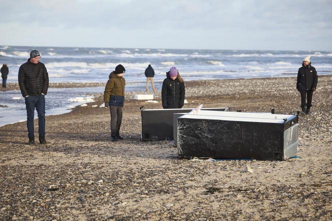 Na plaży odnaleziono m.in. lodówki