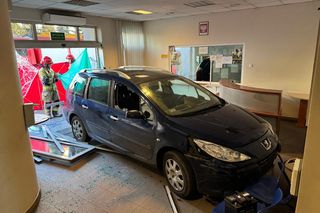  Samochodem rozbił szklane drzwi 