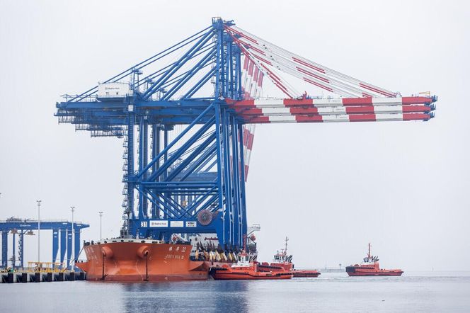 Gdańsk. Do nabrzeża Terminalu T3 na terenie Baltic Hub przybił statek Zhen Hua 32, na pokładzie którego do portu przypłynęły trzy ogromne suwnice przeznaczone do obsługi kontenerowców przy terminalu T3