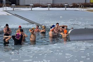 Morsy w Jastrzębia-Zdroju w akcji. Kąpielisko skute lodem to dla nich żaden problem. Zobacz ZDJĘCIA