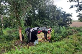 Volvo wypadło z drogi na zakręcie i rozbiło się na drzewie