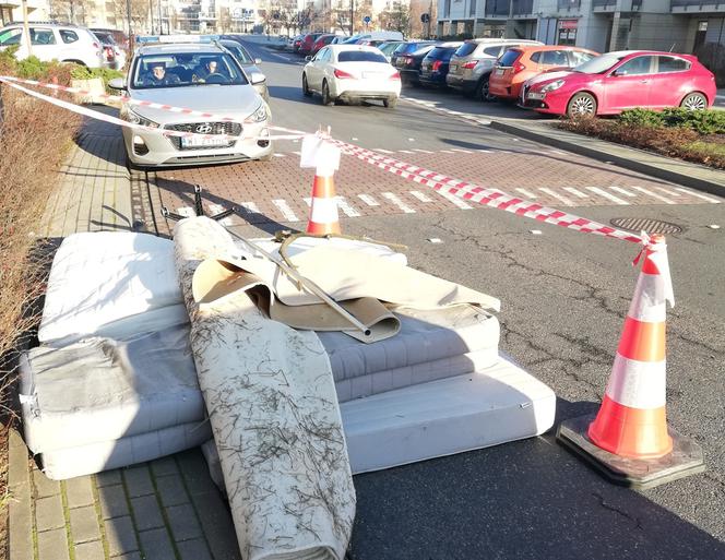 Zostawili trumnę na przystanku. Zarząd Oczyszczania Miasta oburzony zachowaniem mieszkańców