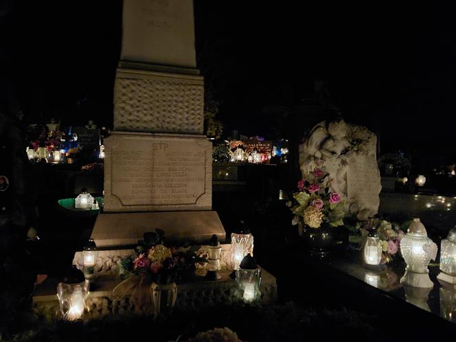 Dzień Zaduszny na starachowickich cmentarzach. Wyglądają wyjątkowo