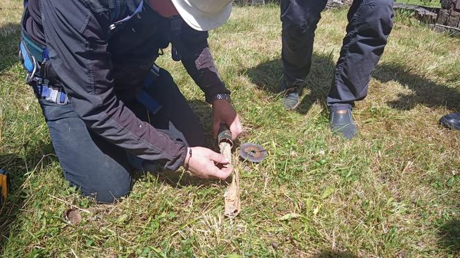 Iglica kościoła skrywała tajemnicę sprzed lat. Sensacyjne odkrycie w Juchowie