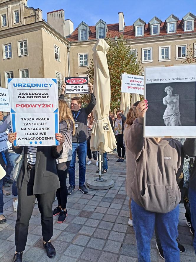 Pikieta urzędników poznańskich na Placu Kolegiackim
