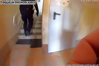 Ranił nożem sąsiada, potem chciał skoczyć z okna