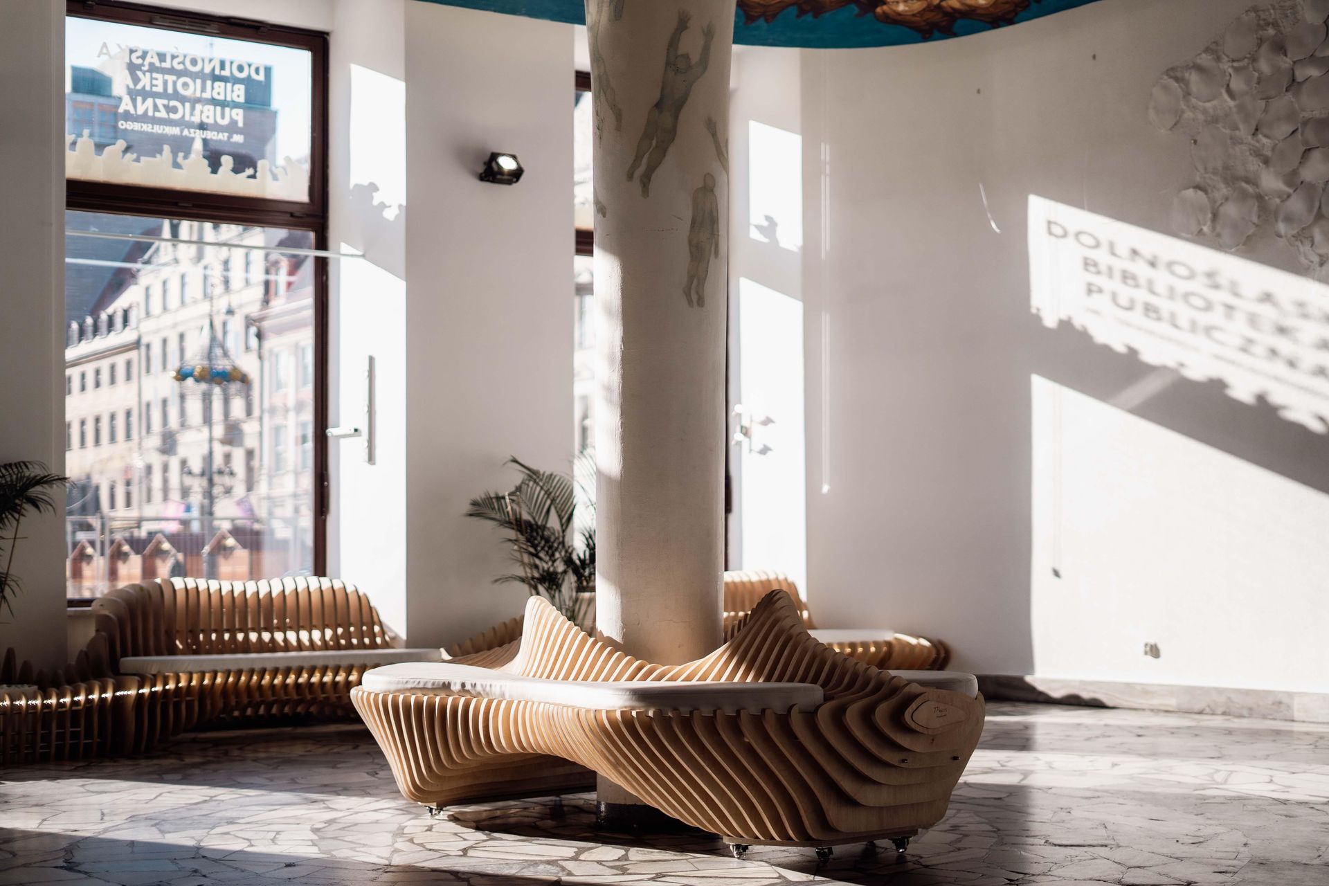 Galeria pod Plafonem i strefa wejściowa Dolnośląskiej Biblioteki Publicznej na rynku