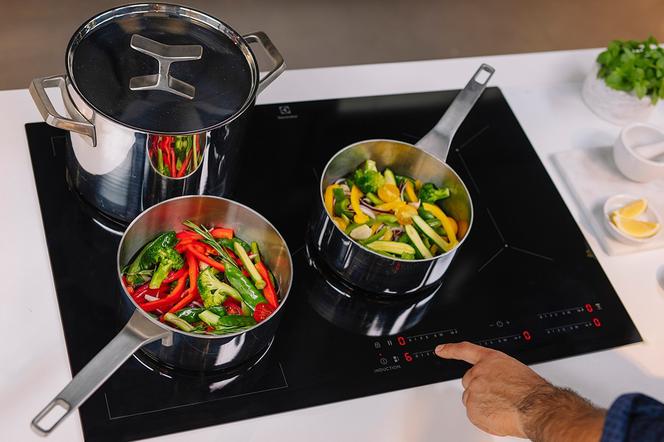 Sterowanie płytą indukcyjną – obalamy mity związane z nowym technologiami w kuchni