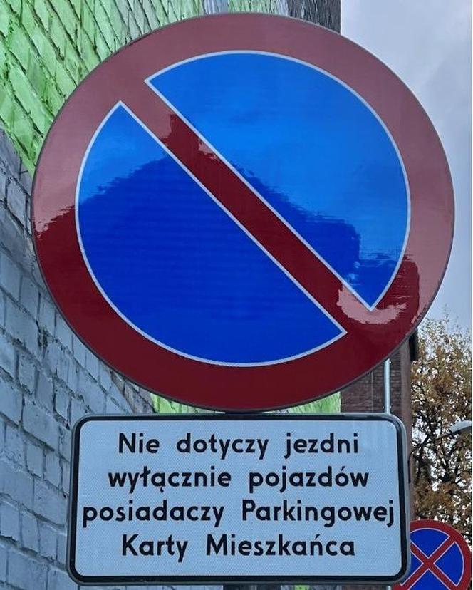 Tabliczka pod znakiem zakazu postoju na ul. Ordona w Katowicach