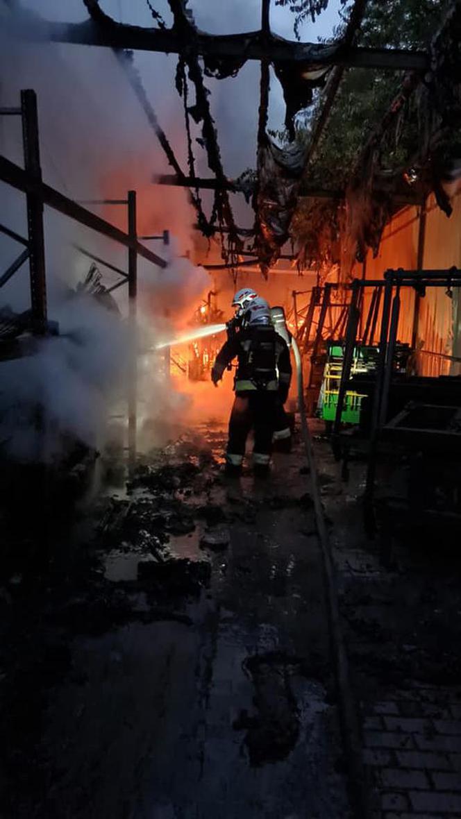Bydgoszcz: Pożar w zakładzie pianek na terenie byłego Zachemu! Na miejscu 12 zastępów straży pożarnej [ZDJĘCIA]