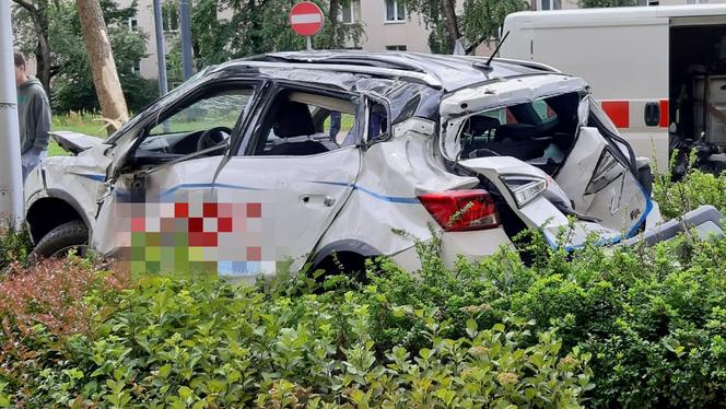 Pijany próbował uciekać przed policją. Uderzył w auto i wylądował na dachu