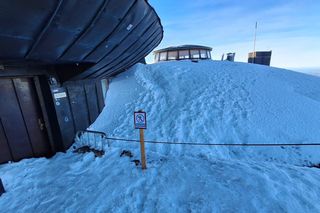 Na Śnieżce grodzą się przed pseudo turystami. „Wchodzą na oblodzony dach obserwatorium”