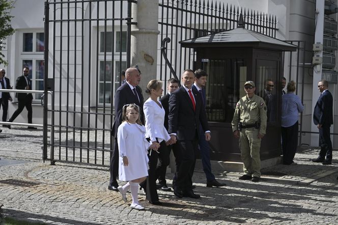 Przejście do Pałacu Prezydenckiego. Pierwsza dama się przebrała 