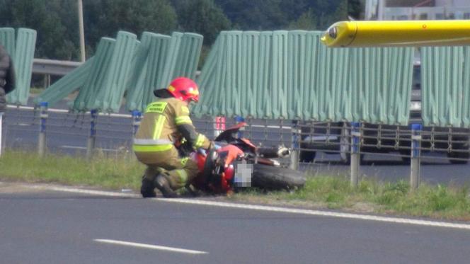 Tragiczny wypadek na S8 pod Wołominem. Motocyklista huknął w bariery, nie żyje