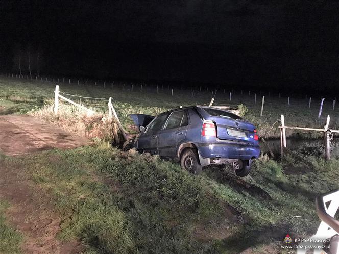 Przasnysz. Auto wpadło do wody, lądując na dachu! Kierowca uciekł [ZDJĘCIA]