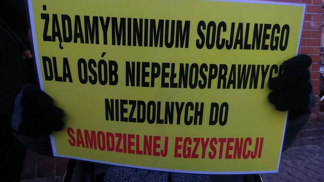 Rodzice niepełnosprawnych od urodzenia protestowali w Toruniu