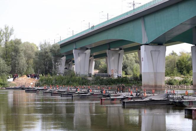 Zgrzewają rury do budowy rurociągu