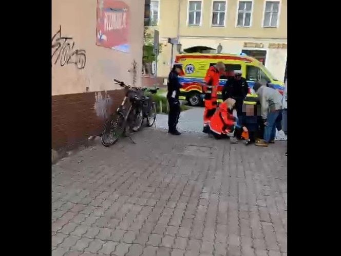 Starsza pani przewróciła się na rowerze. Wypadek w Lesznie [ZDJĘCIA]