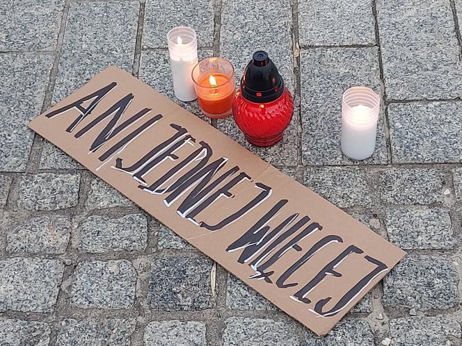 Ani jednej więcej. PROTEST w Starachowicach po śmierci 30-letniej kobiety [6.11.21]