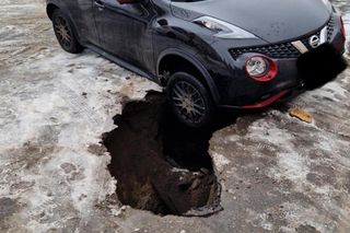 Samochód wpadł do dziury