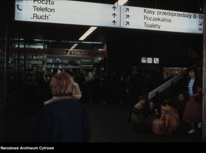 QUIZ PRL. Szybko, tanio i po drodze. Czy pamiętasz, co kupowałeś w kioskach Ruchu? 