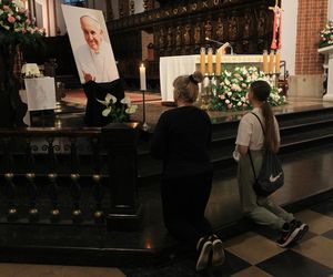 Msza święta w Warszawie za zmarłego papieża Franciszka. Archidiecezja warszawska podała nową datę