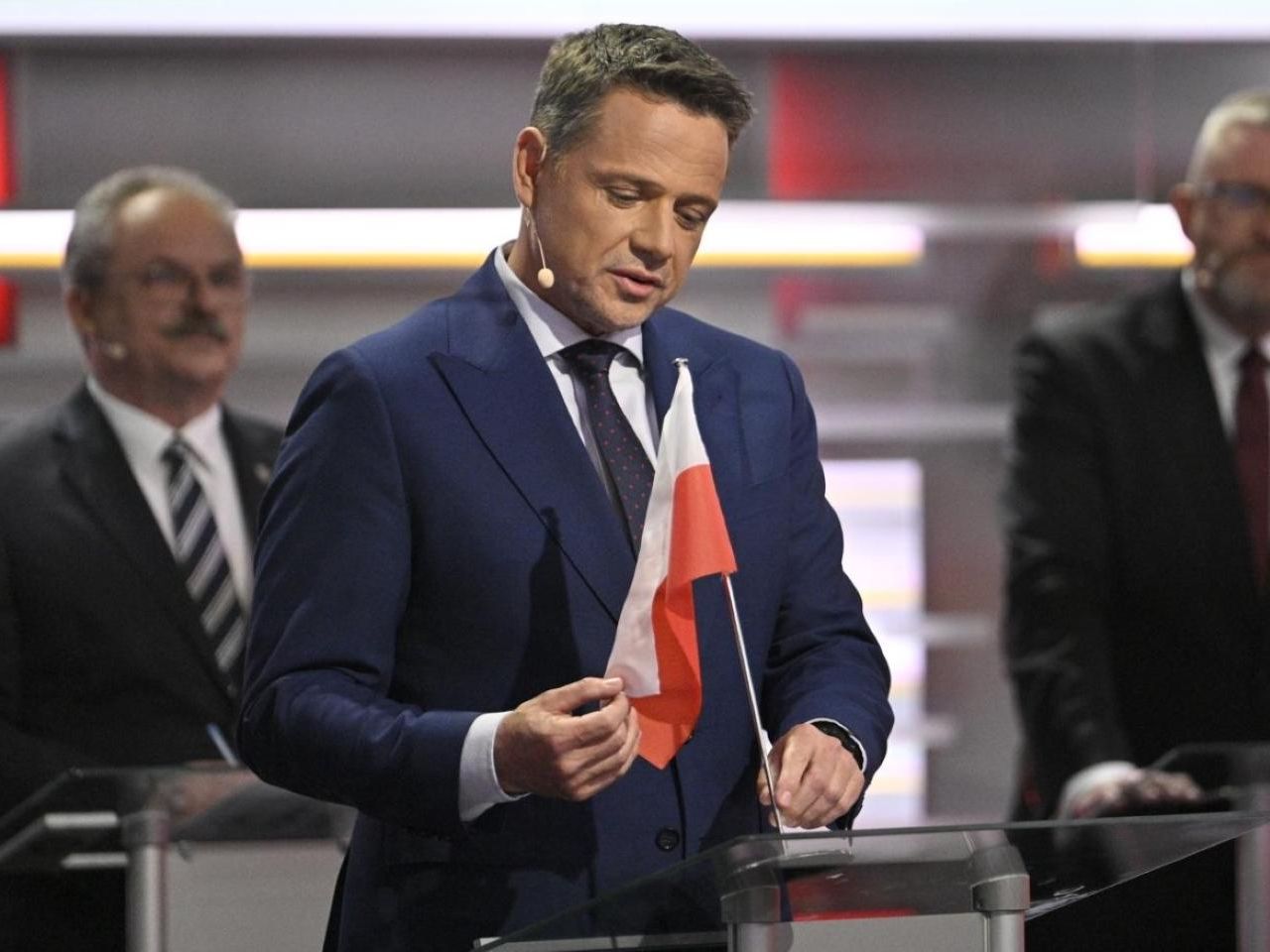 Kontrkandydaci wygrali Trzaskowskiemu debatę. Dali mu czas i uwagę widzów, których p…