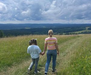 Marta Nawrocka na spacerze z córką i mężem