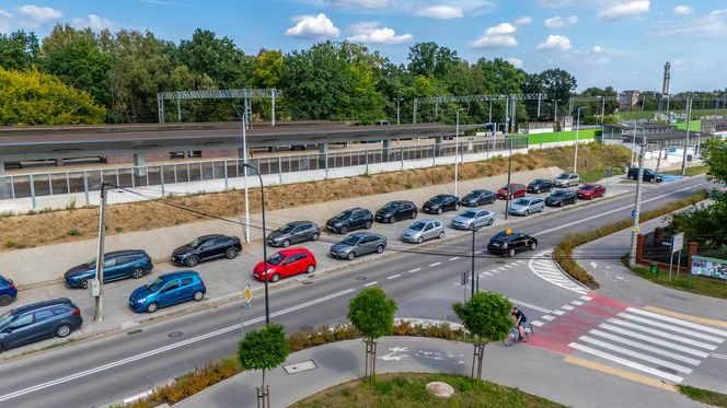 Nowy parking przy stacji kolejowej w Zielonce