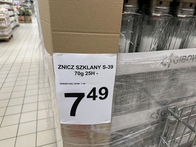 Ile kosztują znicze? Sprawdziliśmy ceny w marketach