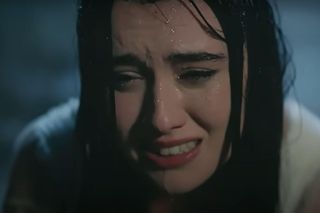 Wichrowe wzgórze. Tak rozpoczyna się drugi sezon Rüzgarlı Tepe. Zdradzamy, jak zachowa się Zeynep po ślubie z Halilem - ZDJĘCIA