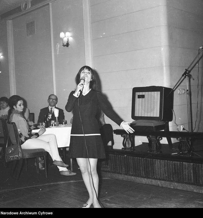 Nadia Rika podczas śpiewu. W tle wzmacniacz Burns Orbit