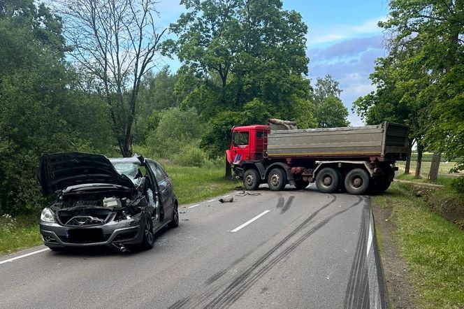 Zderzenie ciężarówki, osobówki i ciągnika na trasie Siedlce – Łosice 