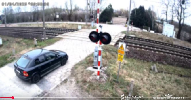 O krok od tragedii. Samochód zepsuł się im na przejeździe. LIczyły się sekundy