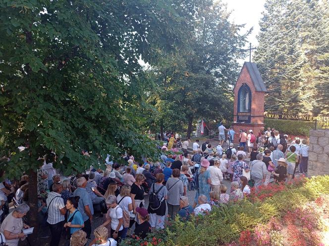   Tłumy pielgrzymów w Gietrzwałdzie. Trwa odpust i dożynki archidecezjalne. Zobacz zdjęcia