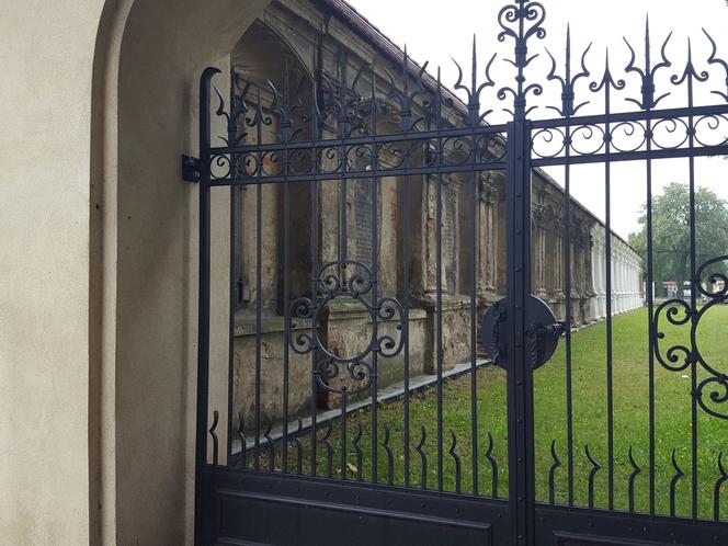 Zamontują błotochrony przy murze lapidarium w Lesznie