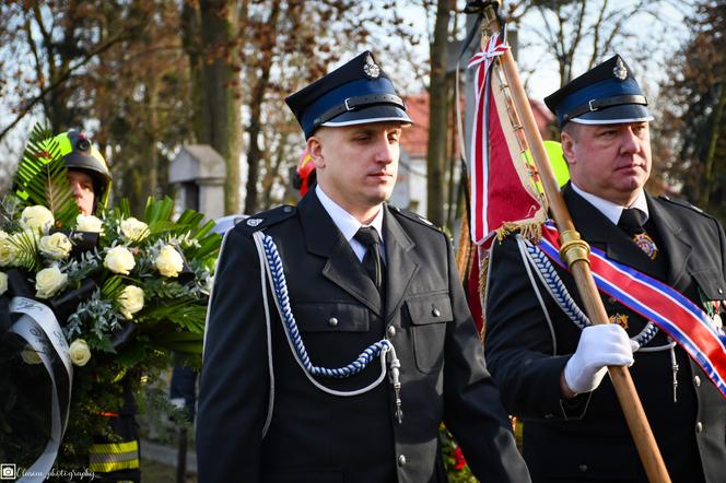 Tłumy na pogrzebie Pawła. Dziennikarz i druh OSP spoczął na cmentarzu we Włocławku