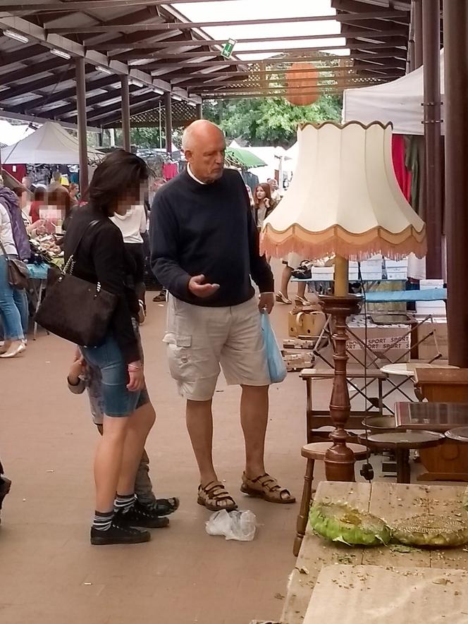 Janusz Korwin-Mikke z żoną i dzieckiem na zakupach.