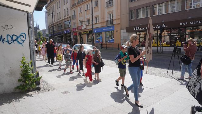  Dni Bajki 2024. W centrum Olsztyna zrobiło się bajkowo. Dzieci przejęły władzę nad miastem [ZDJĘCIA]