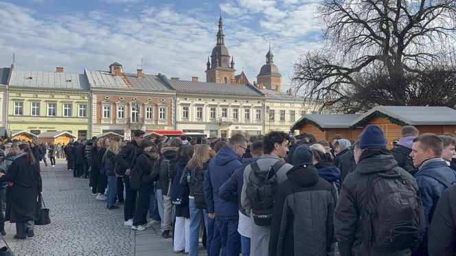 Maturzyści z Nowego Sącza zatańczyli poloneza na Rynku 