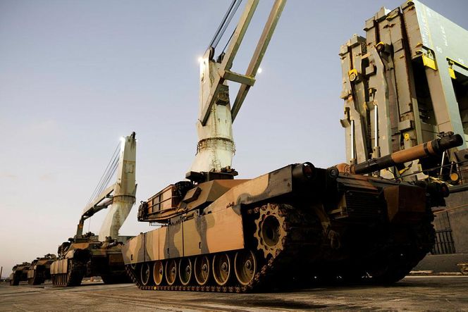 Pierwsze czołgi w końcu dotarły. Australia przekazuje Ukrainie Abramsy