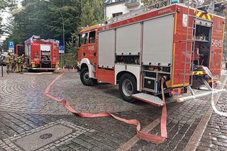 Dym przy Sanktuarium Świętej Rodziny na Krupówkach. Ćwiczenia strażaków w Zakopanem