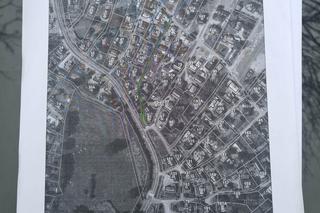 Urzejowice. Auto stoi w poprzek drogi i nikt nic nie może zrobić