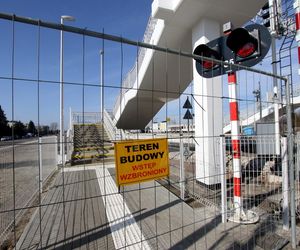  Takiego absurdu w Warszawie już dawno nie było. Mieszkańcy Pragi załamani po budowie kładki nad torami