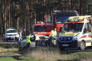 Przerażający wypadek w Gorzeniu. W wyniku zderzenia osobówki z busem do szpitala trafiło 6 osób