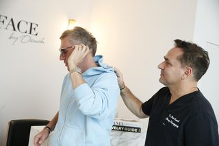 Krzysztof Gojdź przyłapany na wizycie w klinice. Tak wygląda po liftingu twarzy