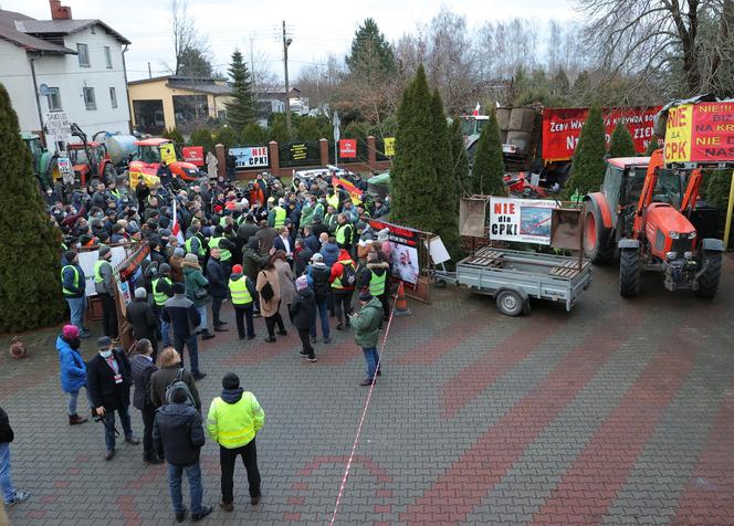 Awantura o lokalizację CPK. Mieszkańcy przyszli z kupą gnoju i jajkami 