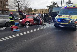 Groźny wypadek na Powstańców Warszawy w Bydgoszczy! Kierowca był uwięziony w aucie! [ZDJĘCIA]