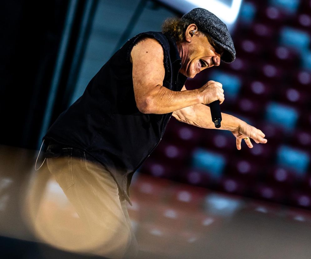 Śpiewający Brian Johnson na scenie podczas koncertu AC/DC. O incydencie z armatą przeczytasz na EskaRock.